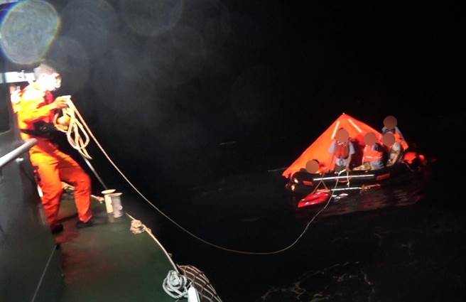 大發1號貨輪遭撞沉沒，海巡隊艦艇前往救援，9船員平安獲救。 （第十五海巡隊提供）