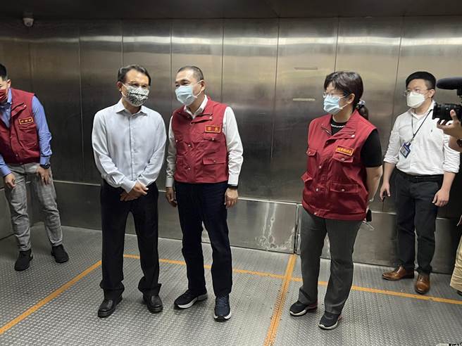 侯友宜上午视察快筛试剂制造厂商。（王扬杰摄）