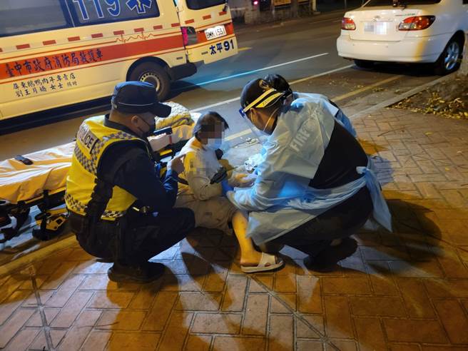 太平警分局太平派出所员警日前凌晨3点多巡逻发现妇人深夜溜狗不慎遭狗儿拉倒在地，随即通知消防人员前来救护。（台中市太平警分局提供）