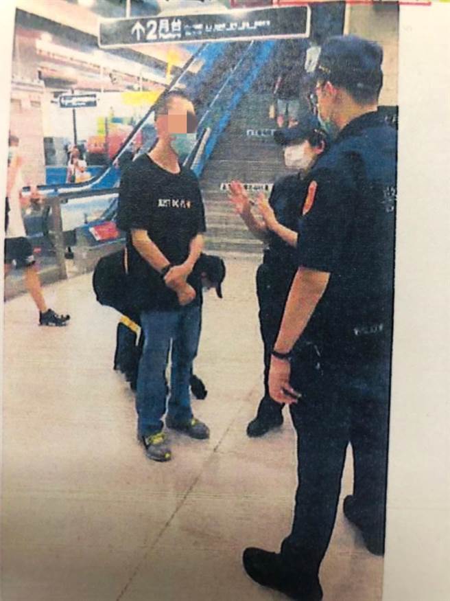 女乘客遭火車色狼磨蹭，2年後目睹噁男性騷女學生，PO文警告女乘客防狼。警方循線逮捕送辦。（鐵路警察局台中分局提供／陳淑芬台中傳真）