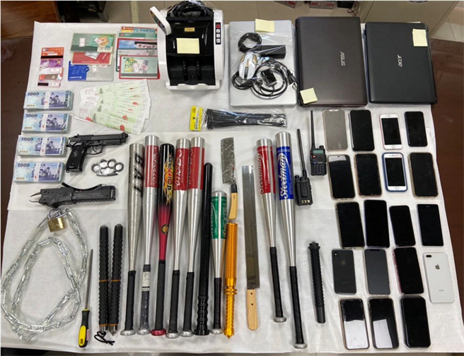 台中市二分局於「掃黑專案行動」期間，查獲文姓首臉等暴力集團2件12人、非法槍砲2件3人以及查扣改造手槍、鎮暴槍等贓證物，並依組織犯罪條例、妨害自由及槍砲彈藥刀械管制條例等罪嫌移送偵辦。（台中市第二分局提供）