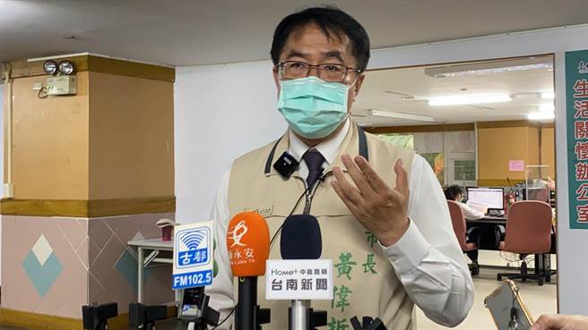 台南市長黃偉哲說，雖不公布足跡，但衛生局官網讓可查得到。（曹婷婷攝）