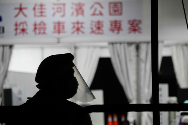 毒理學專家招名威表示，原本居家隔離10+7天數太長，可能會影響到多數人的通報意願，導致快篩陽性也會隱匿不通報，因此縮短隔離天數是好事。（圖／示意圖，記者黃子明攝影）