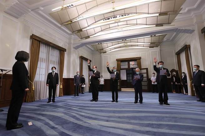 蔡英文总统今（26）日上午主持「新任行政院及考试院政务人员宣誓典礼」(总统府提供)