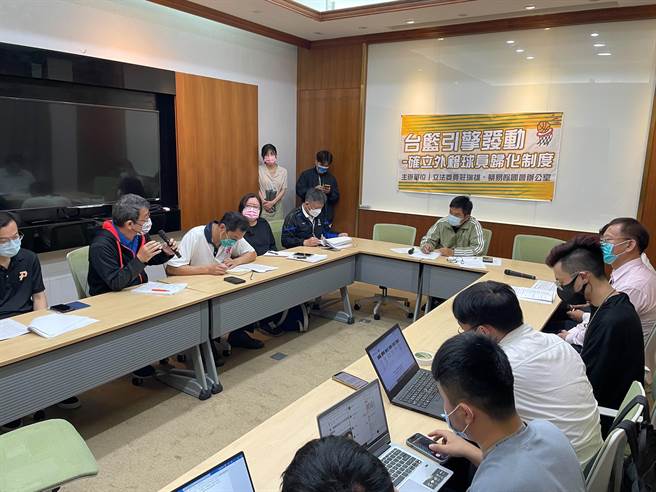 民進黨立委莊瑞雄、蔡易餘今（26日）在立法院舉行「台籃引擎發動-確立外籍球員歸化制度」記者會，蔡易餘因隔離無法出席。（葉書宏攝）