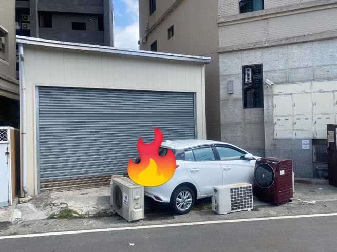 一名女網友發現有車亂停在她的公司門口，便搬了4台重物卡在車邊。（翻攝自臉書社團《爆怨公社》）