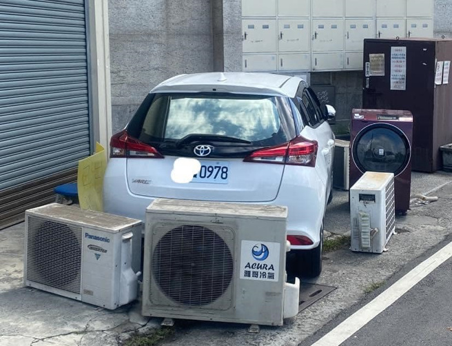 一名女網友發現有車亂停在她的公司門口，車牌後4碼還是「0978」，音近於「我就機車」，讓她看了更無言。（翻攝自臉書社團《爆怨公社》）
