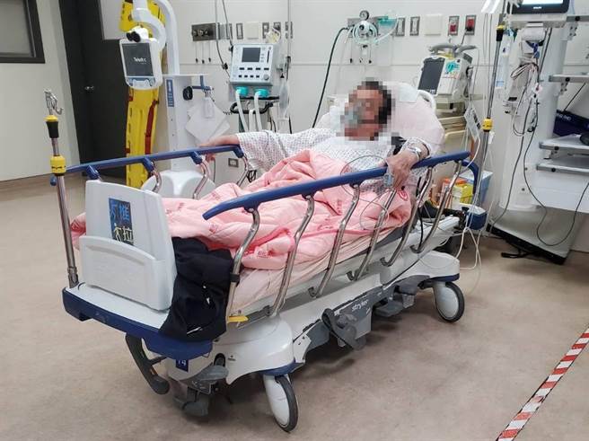 彰化县永靖乡光云村社区照顾关怀据点，1名70多岁老翁因不满咳嗽遭猎巫，愤而跑到厕所喝下盐酸抗议，所幸送到医院急救后无大碍。（家属提供／吴建辉彰化传真）