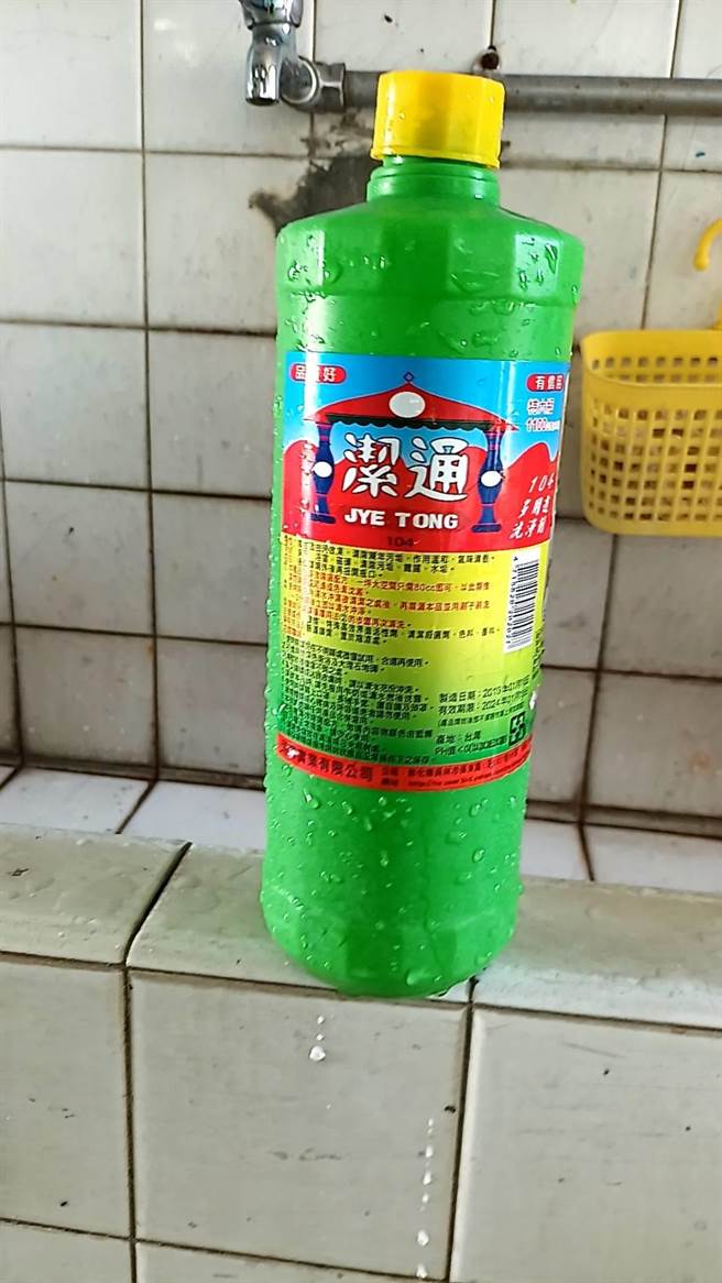 家属出面指控，老翁昨天就遭到据点其他长辈排挤，就连据点的服务人员态度也相当傲慢，家属只是想知道发生什么事情，竟然让老人家气成这样。（家属提供／吴建辉彰化传真）