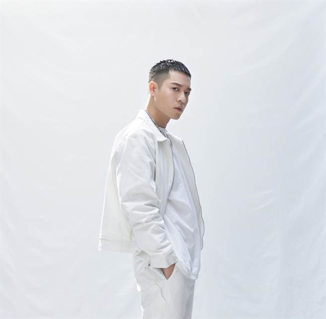 周汤豪执导的〈爱上你算我贱〉MV，获「最佳MV导演奖」、「最佳亚洲音乐录影带」两奖。 （环球音乐提供）