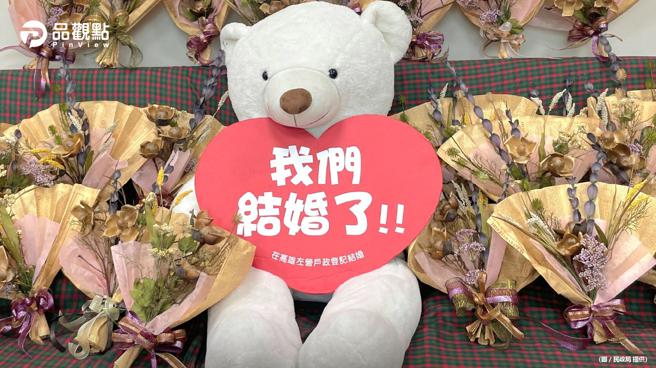 品观点｜意想不到的幸福  左营户政赠送登记新人木玫瑰花束（图/品观点提供）