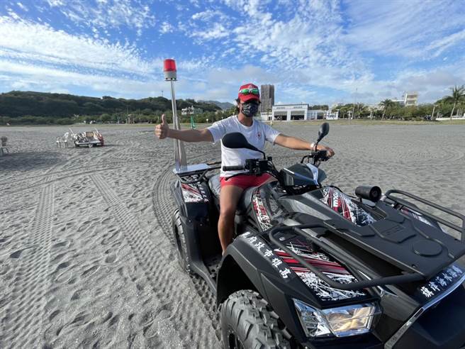 旗津今年更引入添购排气量690cc以上的沙滩车，机动性、安全性更高，增加救生员巡查频率，掌握戏水安全。（柯宗纬翻摄）