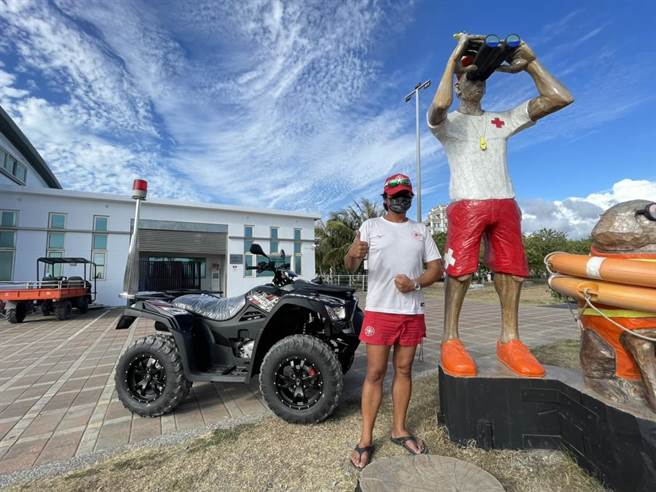 旗津今年更引入添购排气量690cc以上的沙滩车，机动性、安全性更高，增加救生员巡查频率，掌握戏水安全。（柯宗纬翻摄）