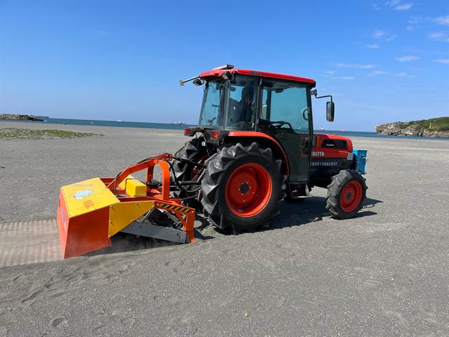 旗津净滩车组每天可取代10人次以上的清洁人力，有助缩短清洁工时，提高清洁效率。（柯宗纬翻摄）