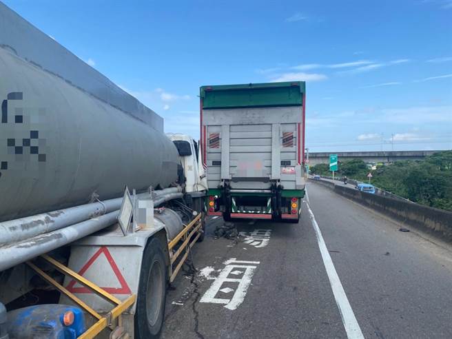 桃園台66線今早發生3車連撞事故，曳引車後照鏡噴飛。（楊梅分局提供／蔡明亘桃園傳真）