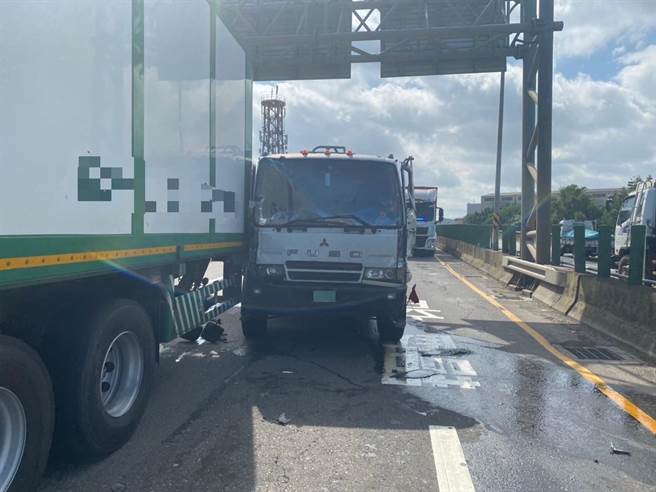 事故現場一度回堵近2小時。（楊梅分局提供／蔡明亘桃園傳真）