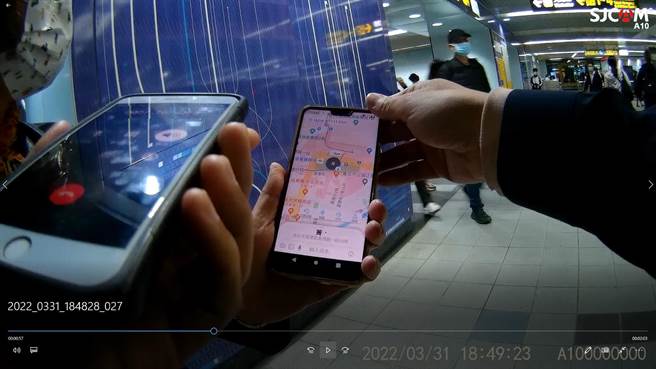 員警利用手機定位功能迅速找回迷途的老人。（捷運警察隊提供）