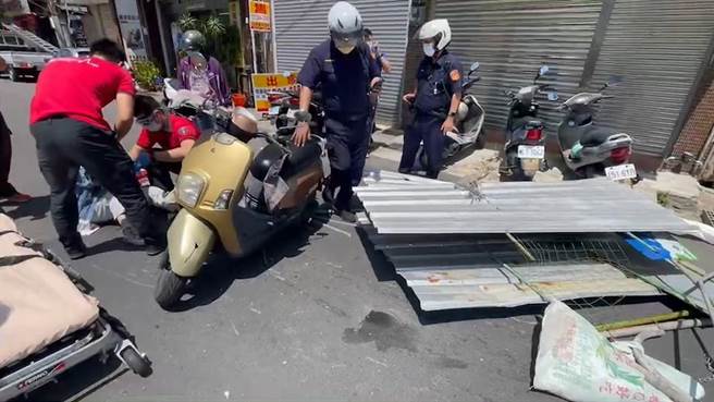 女機車騎士被倒塌的圍籬砸到受傷。（讀者提供／廖素慧嘉市傳真）