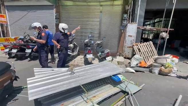 工地圍籬禁不住一陣風吹倒塌，砸傷女騎士，警方調查肇事原因。（讀者提供／廖素慧嘉市傳真）