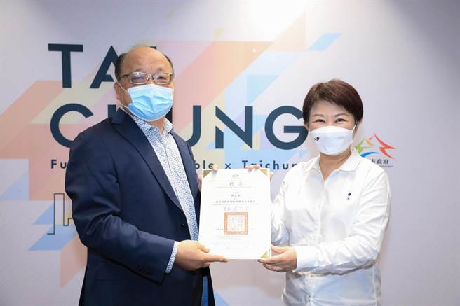 台中市长卢秀燕(右)颁发台中市国际事务委员会委员聘书给获遴选的前台中市长胡志强（左）。（中市府提供／谢琼云台中传真）
