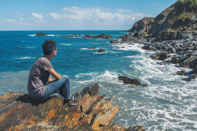 作者在台湾交换期间，曾几次去大海边一坐就是几个小时，很享受这与自己对话的过程。（作者提供）