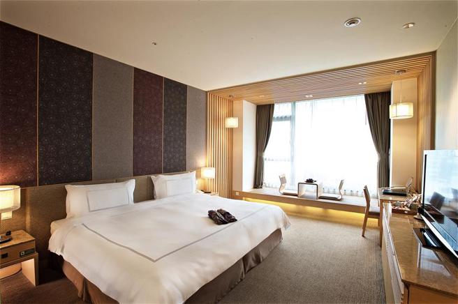 （礁溪长荣凤凰酒店即日起到五月底推出小黄卡专属优惠，入住勇闯凤凰宇宙专案并出示疫苗黄卡，打满三剂者可立享房价现折1,000元。图／礁溪长荣凤凰酒店提供）