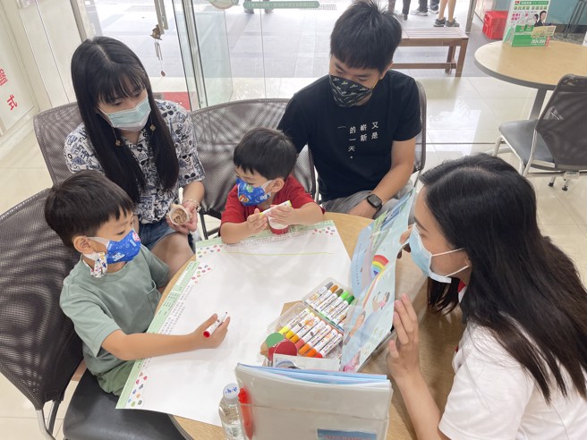 知名网红夫妻「彼得爸与苏珊妈」带两个儿子一起参加信义房屋绘画比赛，鼓励孩子把脑中对于「环保、永续」的想法透过画呈现出来。(图/信义房屋提供)