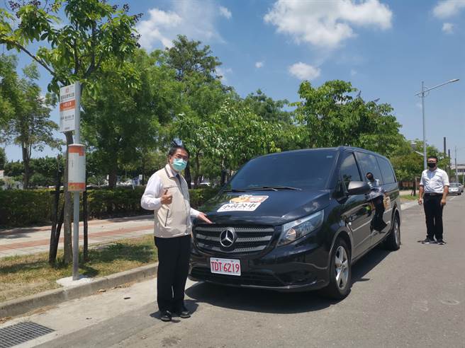 台南市长黄伟哲26日参加台南第19条小黄公车路线官田区「橘6」通车典礼。（刘秀芬摄）