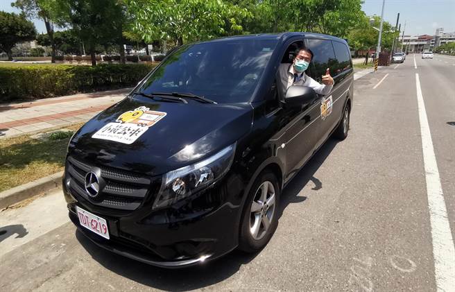 台南市长黄伟哲26日参加台南第19条小黄公车路线官田区「橘6」通车典礼。（刘秀芬摄）