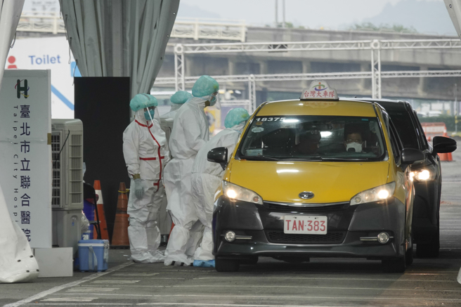 双北急诊被筛检民眾挤爆，陈时中表示2种人去更危险。（黄子明摄）