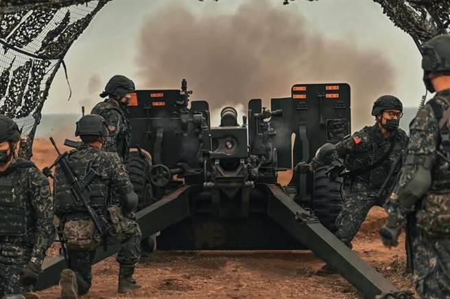 第1作戰區操演105磂砲。 摘自陸軍臉書。