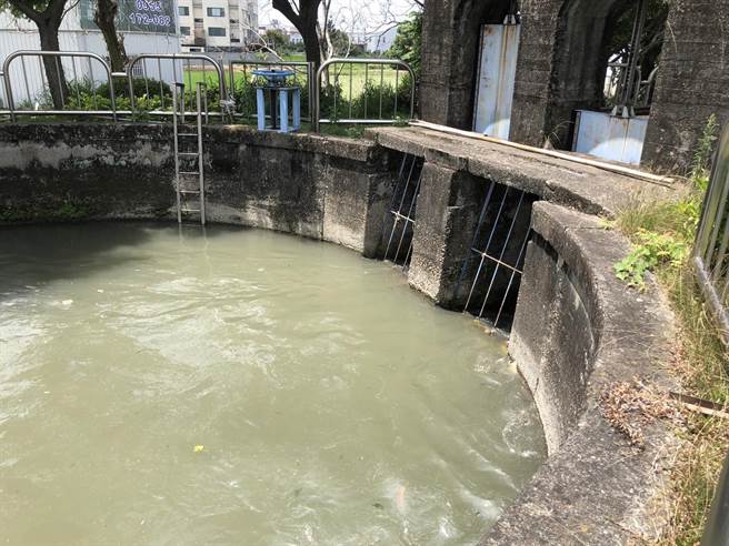 8旬妇人自葫芦墩圳落水，消防人员寻获遗体。（台中市消防局提供）