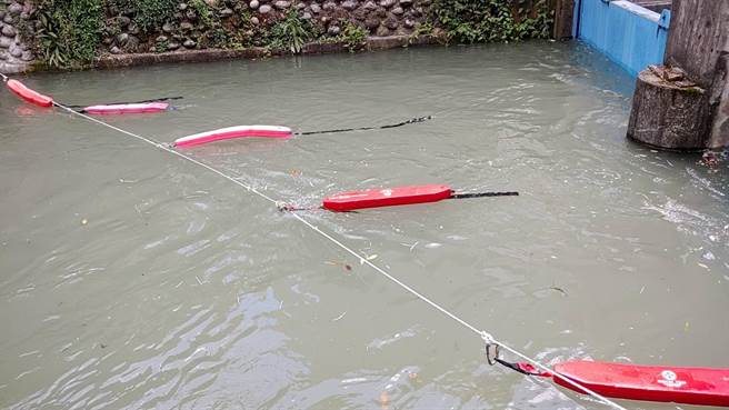 8旬妇人自葫芦墩圳落水，消防人员寻获遗体。（台中市消防局提供）