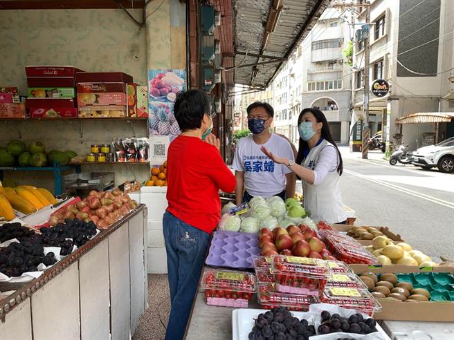桃園市議員桃園區擬參選人吳家靖26日在立委萬美玲陪同下，前往仁愛市場掃街。（吳家靖提供）