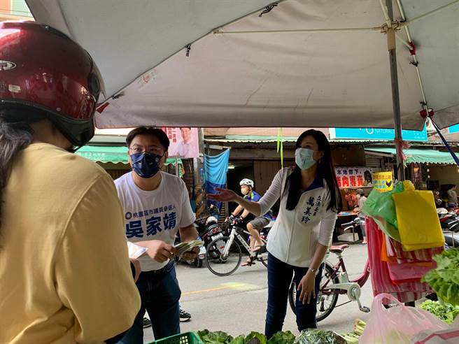 桃園市議員桃園區擬參選人吳家靖26日在立委萬美玲陪同下，前往仁愛市場掃街。（吳家靖提供）