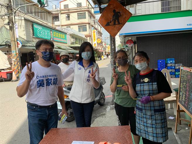 桃園市議員桃園區擬參選人吳家靖26日在立委萬美玲陪同下，前往仁愛市場掃街。（吳家靖提供）