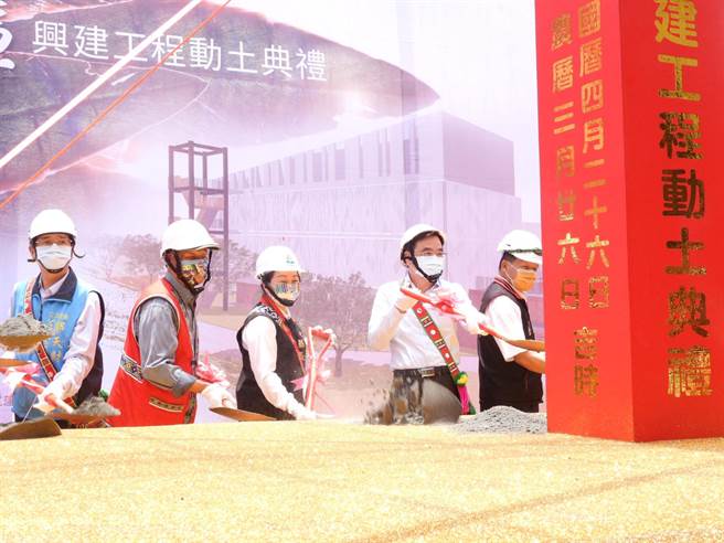 花蓮光復鄉馬太鞍部落「豐羽」計畫園區歷經10年、15次流標，終於在今天動土開工，原民會主委夷將·拔路兒、縣長徐榛蔚等人均到場替工程祈福。（羅亦晽攝）