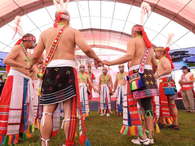 花蓮光復鄉馬太鞍部落「豐羽」計畫園區歷經10年、15次流標，終於在今天動土開工，部落族人也透過樂舞，替工程祈福。（羅亦晽攝）