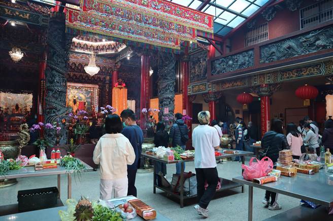 芎林文林阁是着名的考生拜拜圣地，每逢大考前夕都有不少家长带着孩子来拜拜求好运。（邱立雅摄）