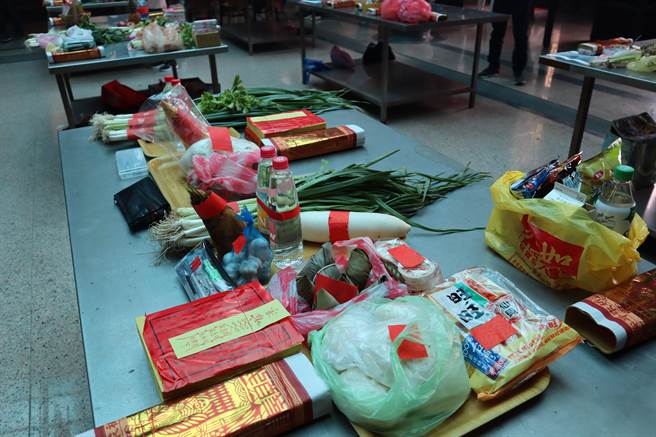 家长殷切期盼孩子考上好学校，带来的供品也是隐含好运谐音的食物，旺旺仙贝是不错的选择唷！（邱立雅摄）