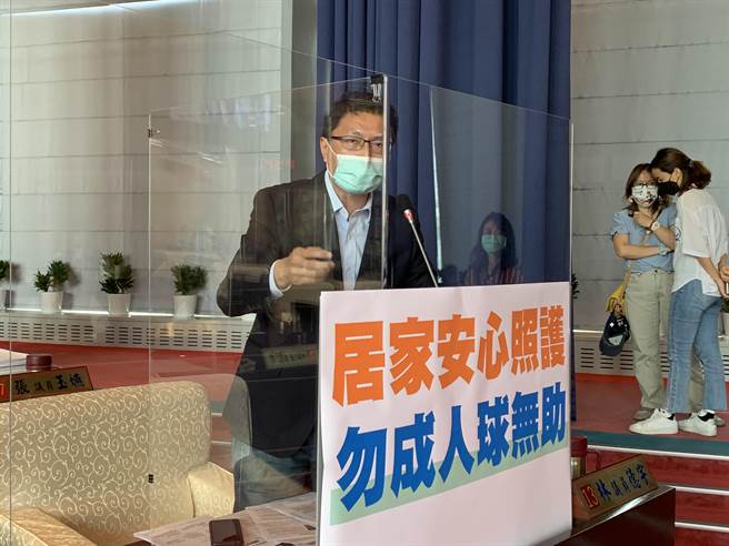 台中市議員林德宇指出，有民眾被匡列隔離，在家數天卻仍未接到正式通知，憂心他們權益受損。(林欣儀攝)