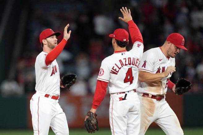 天使外野手泰勒沃德(左起)、游击手维拉斯奎兹、外野手卓奥特庆祝赢球。（路透）