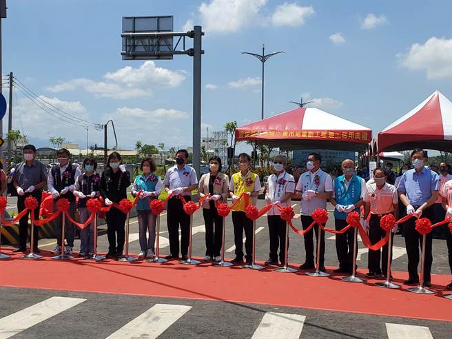 小东工业区今（26日）举行竣工启用典礼，县长张丽善亲自主持，县议员蔡东富、顏忠义、王秋足、黄美瑶、廖伟晴、蔡明水、斗南镇长沈晖勛、斗南镇代会主席陈丽兰、多名里长都出席同贺，地方期待它是带动斗南发展的金鸡母。（周丽兰摄）