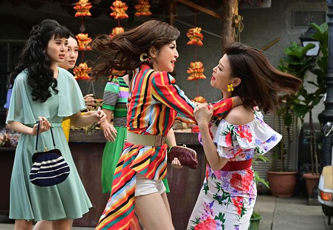 方馨惨遭李芳雯揪眾围殴欺负。（台视提供）