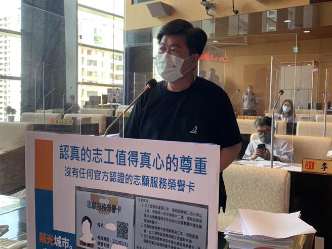 因应疫情海啸将来袭，台中市议员陈政显要求市府儘速扩增人力支应。(林欣仪摄)