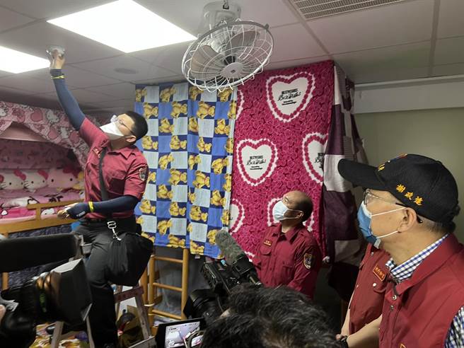 新北市副市長謝政達率聯合稽查小組稽查百人以上移工宿舍。（王揚傑攝）