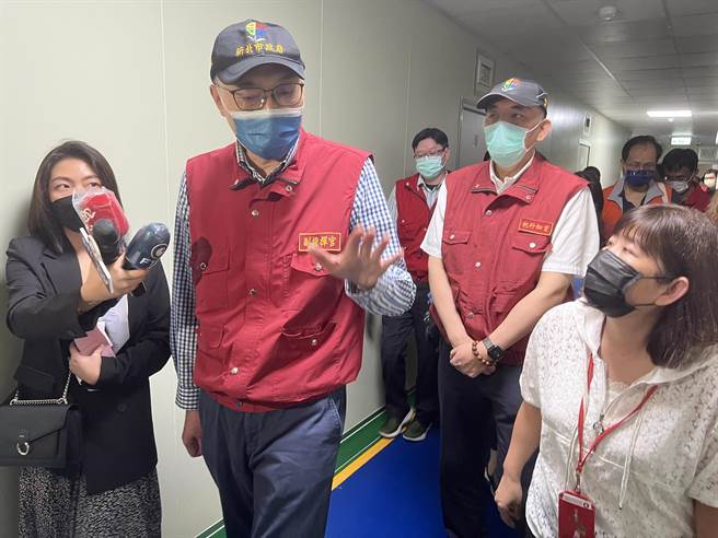 新北市副市長謝政達率聯合稽查小組稽查百人以上移工宿舍。（王揚傑攝）