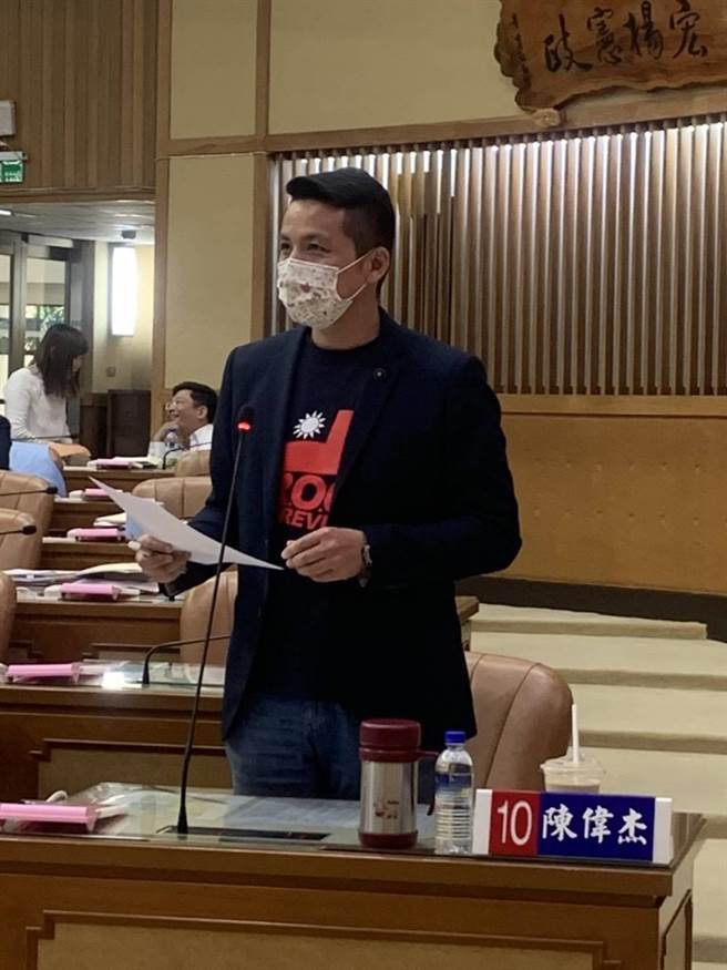 批中央卸责 议员陈伟杰要求市府为新北全市学童纳保疫苗险。（陈伟杰提供）