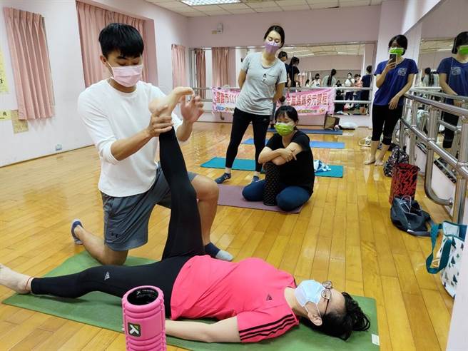 嘉义市为产后妈妈们开课，妈妈们体验滚筒放松方法。（嘉义市政府提供／廖素慧嘉市传真）