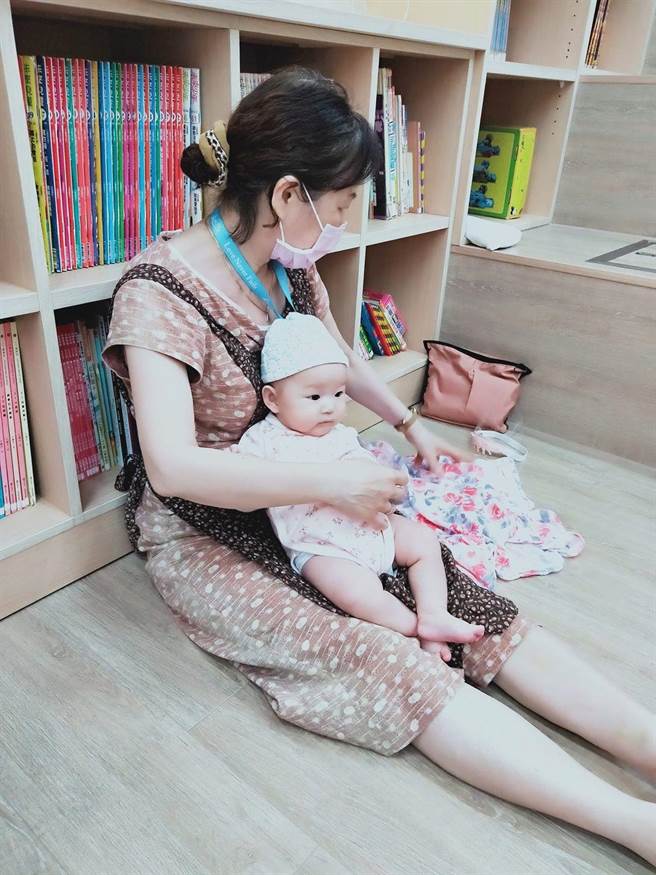 嘉义市为产后妈妈们上课期间，专人照顾幼儿。（嘉义市政府提供／廖素慧嘉市传真）